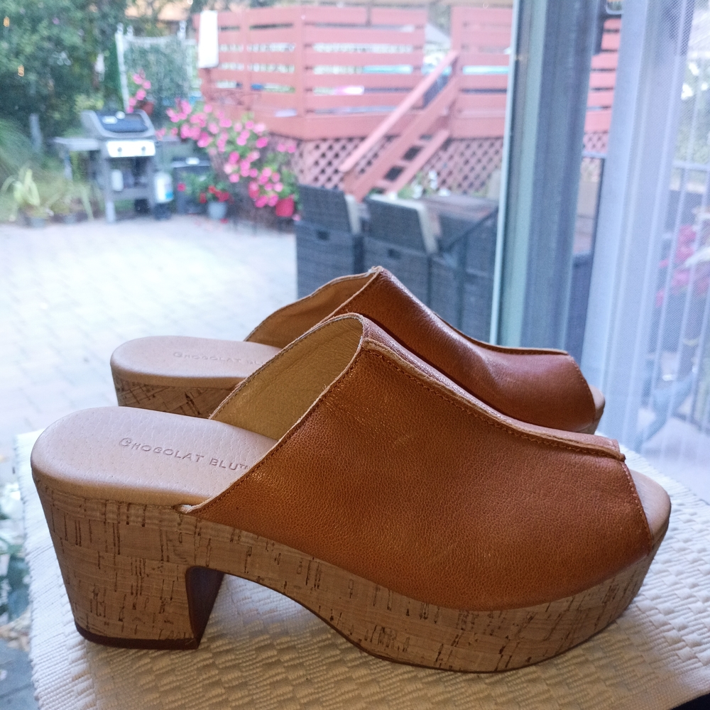 NWT.Chocolat Blu Women's Brown Leather ClogsSize 7.5